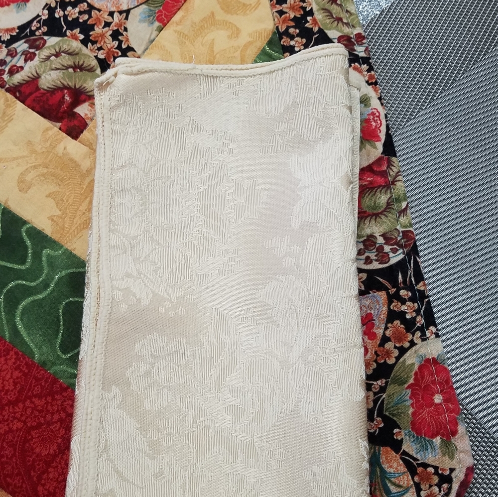 Quilted table runner & 4 off white damask napkins - Picture 3 of 3